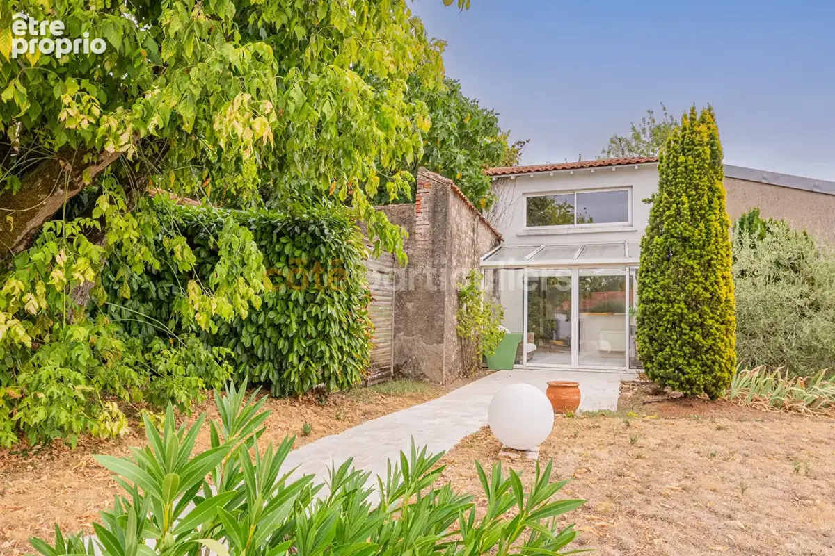 Gétigné - maison d'architecte de standing avec piscine - 217 m²  - 3 chambres + bureau + studio indépendant -- jardin - photo 13
