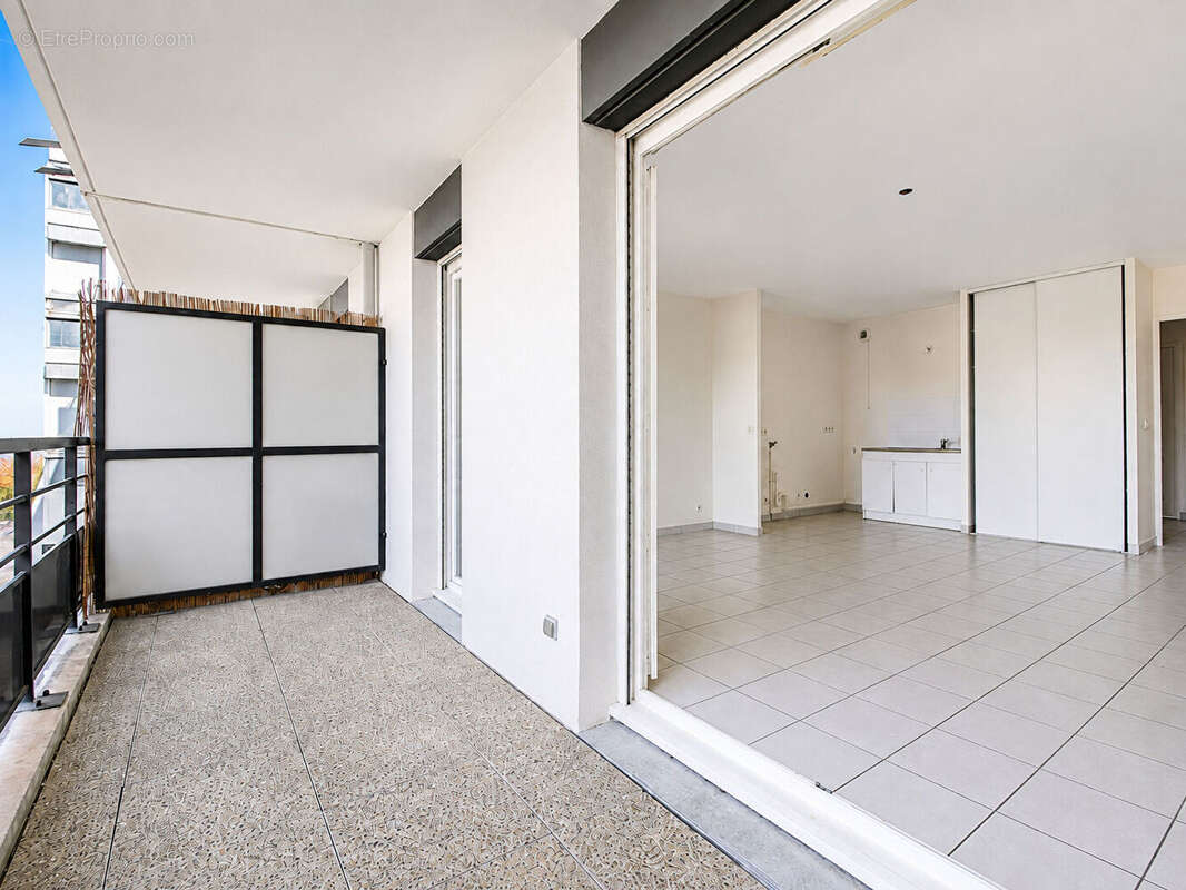 Appartement  avec terrasse en hyper-Centre de Meyzieu. - photo 3