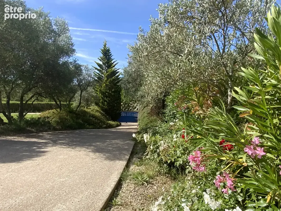 Villa de plain pied au calme , terrain avec piscine et vue dégagée. - photo 11