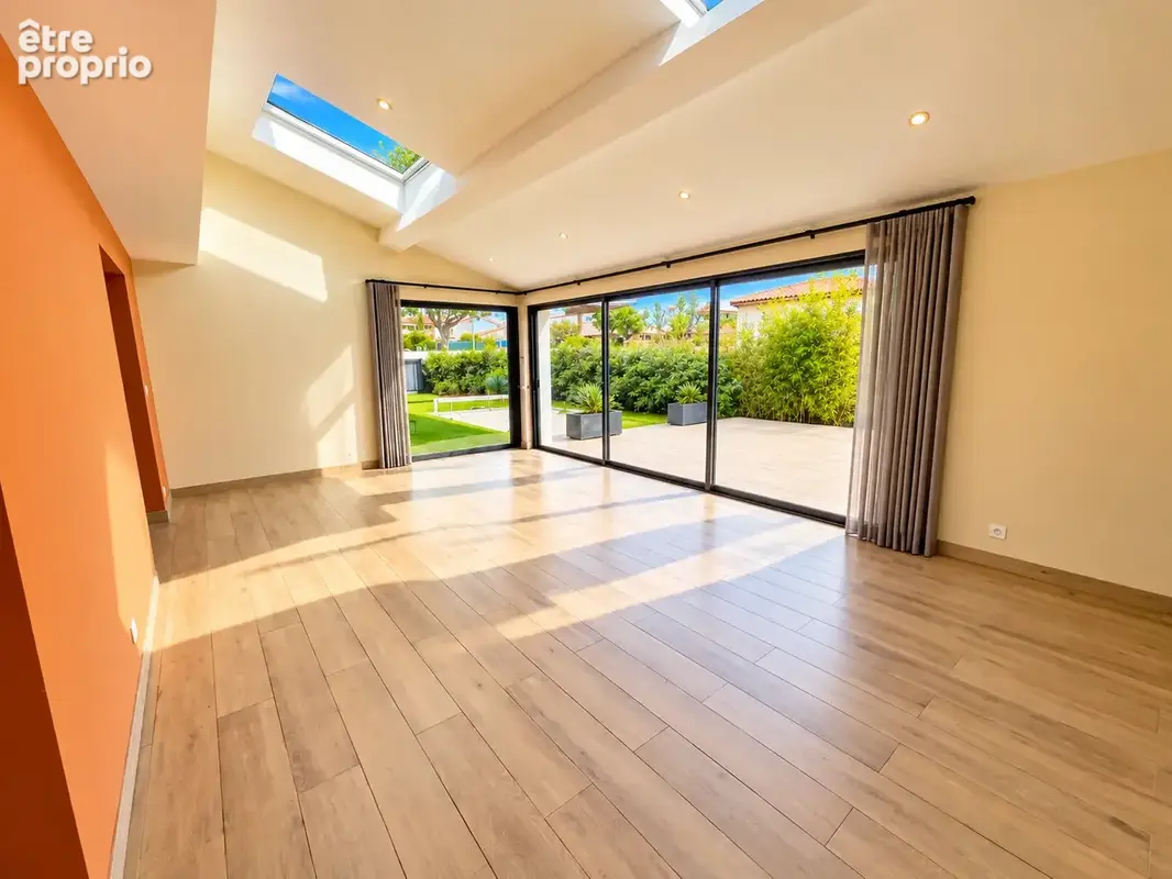 Villa d'architecte de 160m2 à proximité immédiate des plages et pinède du Pin-Rolland - photo 6