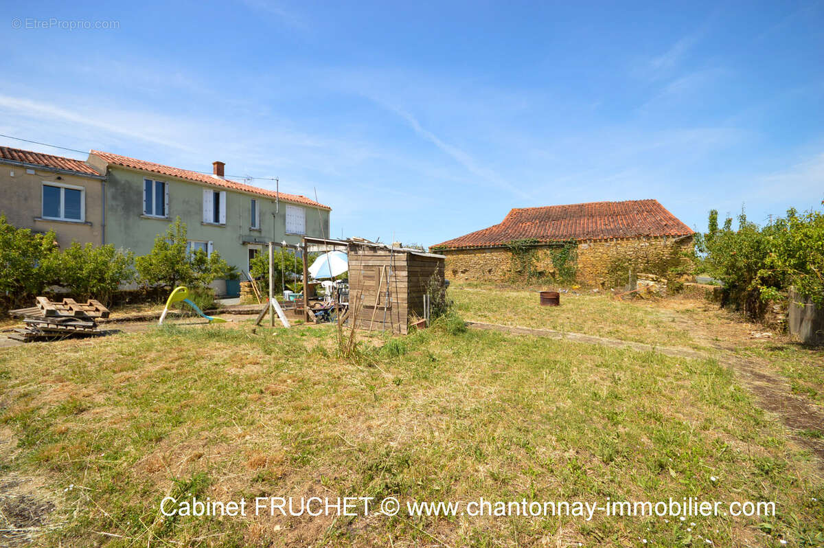 Maison à BAZOGES-EN-PAREDS