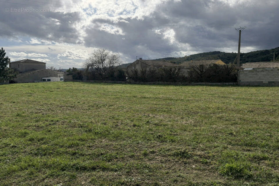Terrain à SAINT-SATURNIN-DE-LUCIAN
