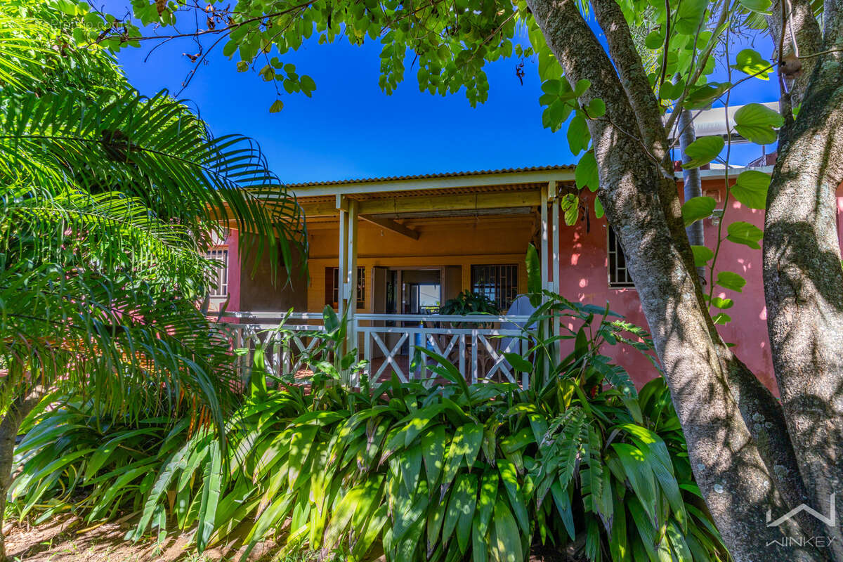 Villa de caractère avec vue océan, piscine et dépendances   Le Tampon - photo 10