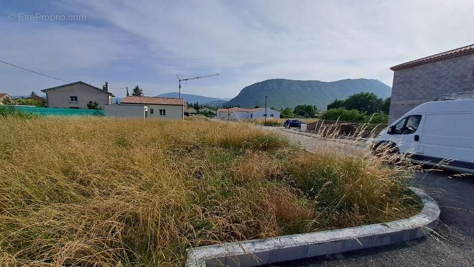 Terrain à LARAGNE-MONTEGLIN