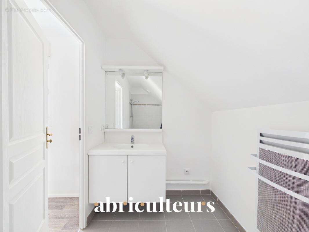 Appartement T2 au dernier étage avec vue dégagée sur le pigeonnier et les jardins – Résidence de standing à Survilliers - photo 13