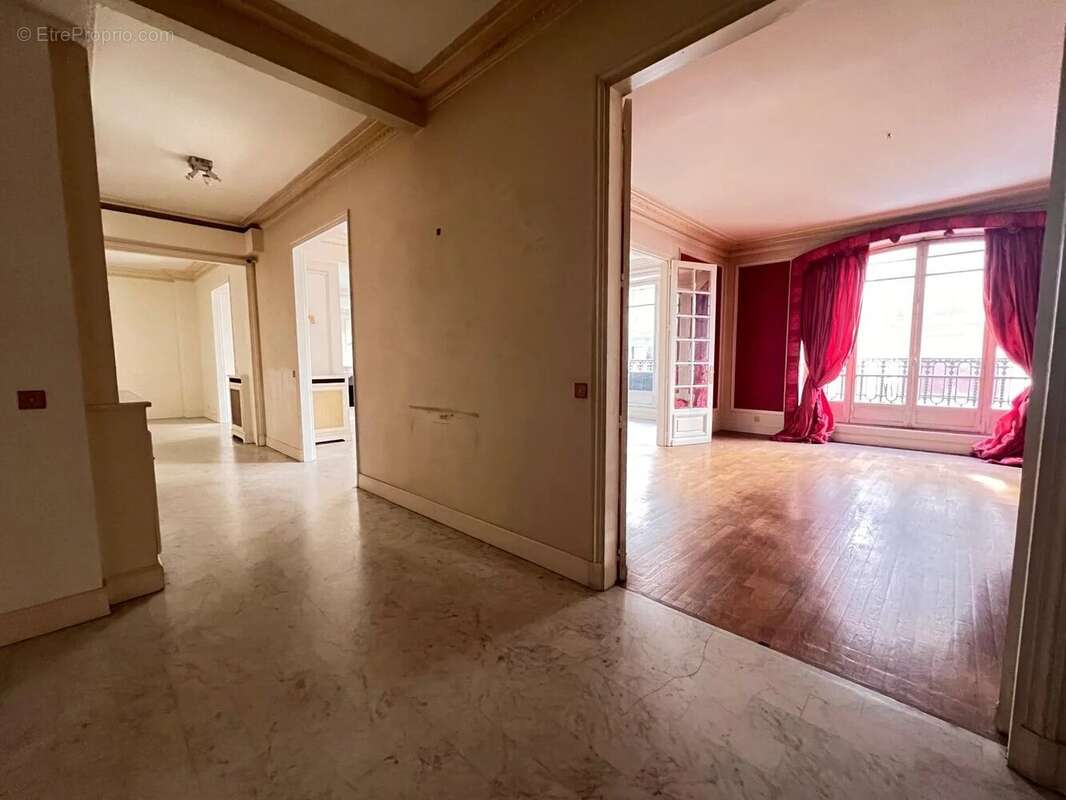Appartement à PARIS-16E