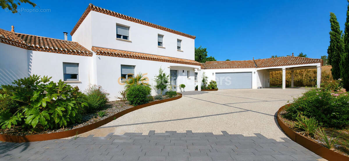 La roche-sur-yon -- maison 9 pieces -- 245 m2 -- jardin -- double garage -- grange - photo 2