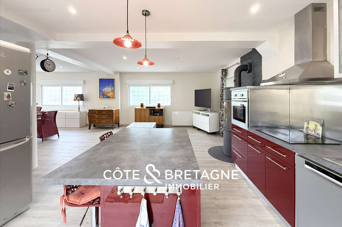 À Pleumeur-Gautier, une maison chaleureuse avec un hangar de 150 m2 aux beaux volumes. - photo 4