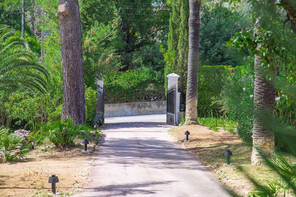 Villa belle epoque emblematique  parc de 6000m² 9 pieces  avec piscine a saint raphael valescure proche golfs - photo 14