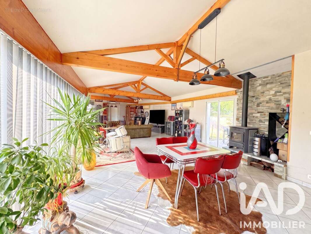 Maison 377 m² à Grezac  - photo 3