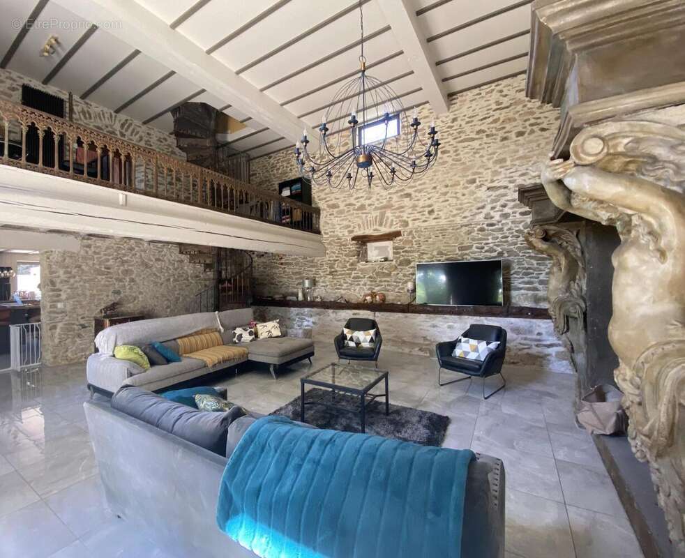 Maison 300 m² à Saint-Denis  - photo 8