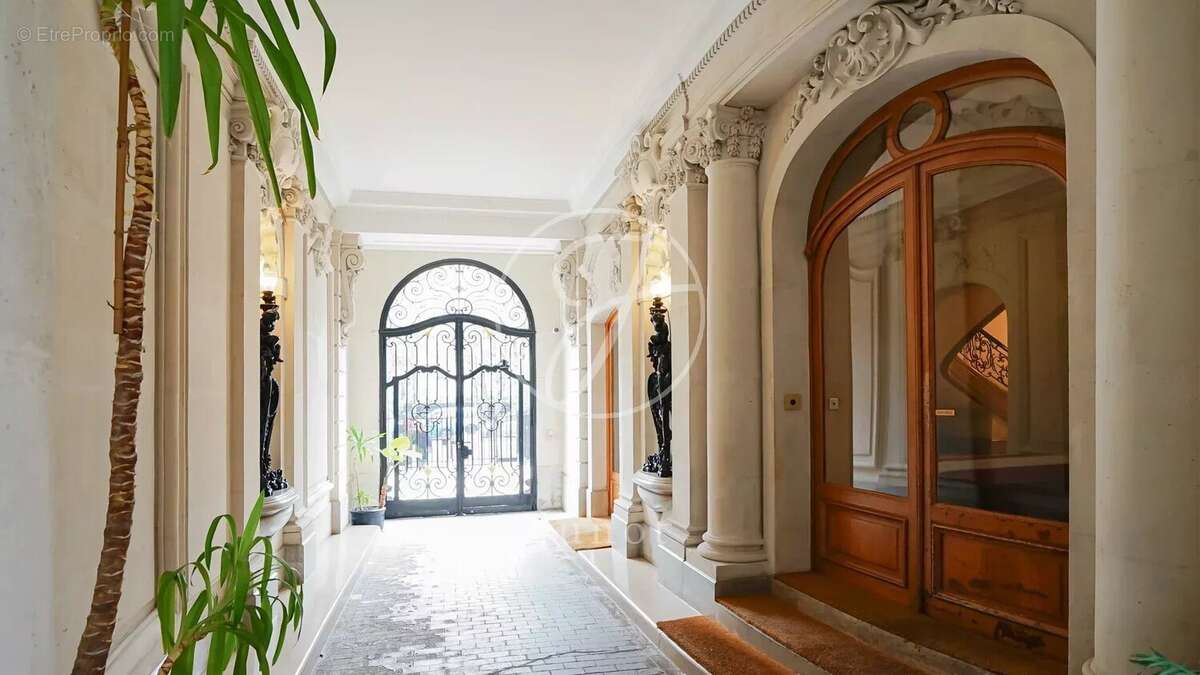 Appartement à PARIS-16E