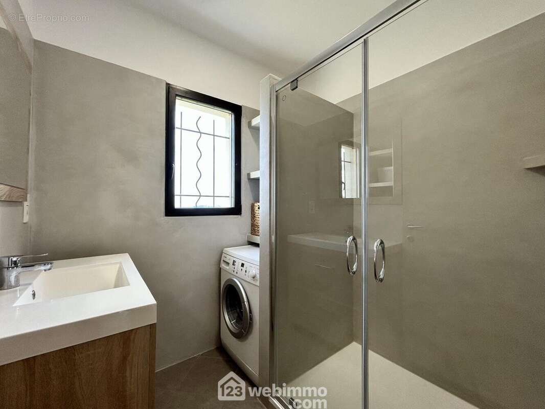 Salle d&#039;eau avec ouverture - Appartement à BIGUGLIA