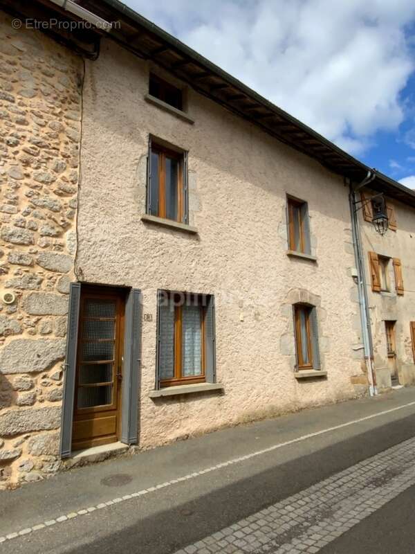A CERVIERES (42). Maison de village de 65 M2 avec son garage attenant - photo 3