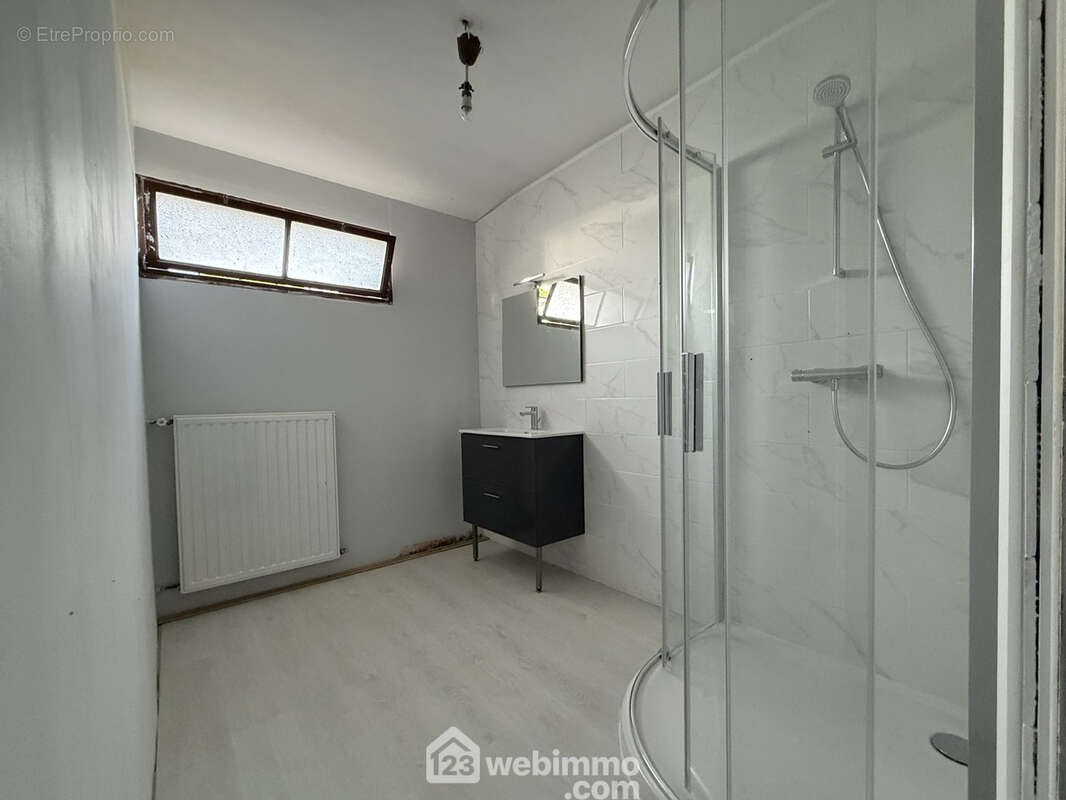 Une salle d&#039;eau, - Maison à SAINT-CLAIR