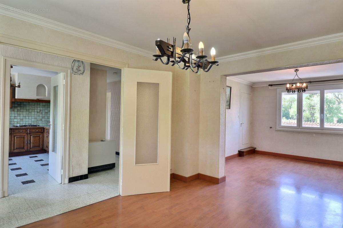 Maison à CHARETTE