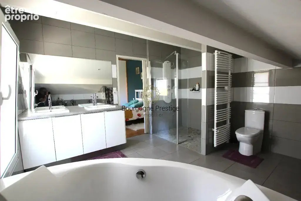 Maison individuelle et familiale a ossature bois de 223 m² -  centre ville macon- cinq chambres - piscine - terrasse - garage - photo 12