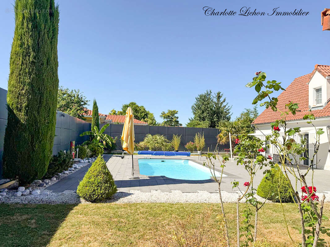 Maison 208 m2 - 292 m2 au sol - 5 chambres - véranda - garage - piscine  - cour et jardin - photo 26