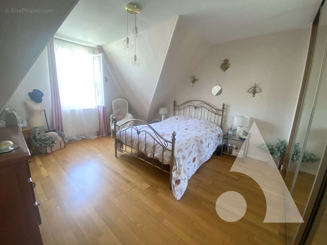 Maison en pierres dans la valle de l'automne / 6 chambres / sous sol total - photo 10