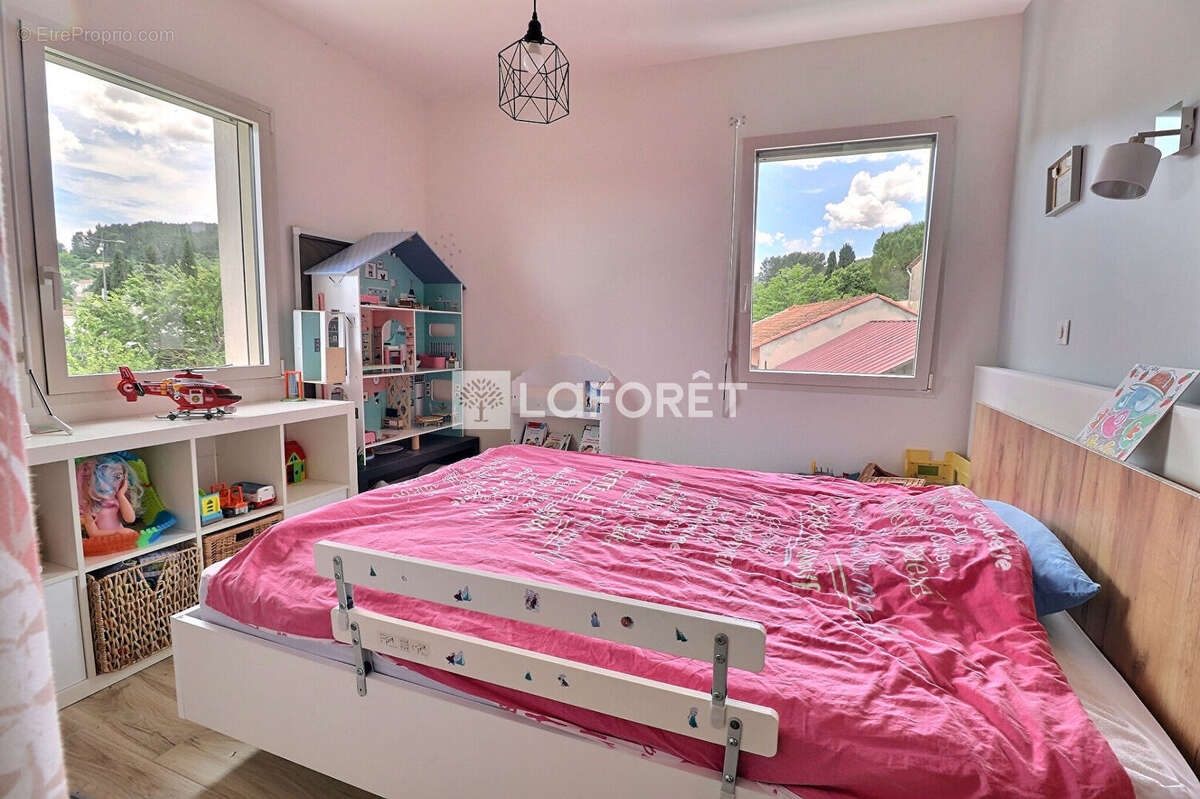 Maison Cuers 8 pièce(s) 181 m2 - photo 8