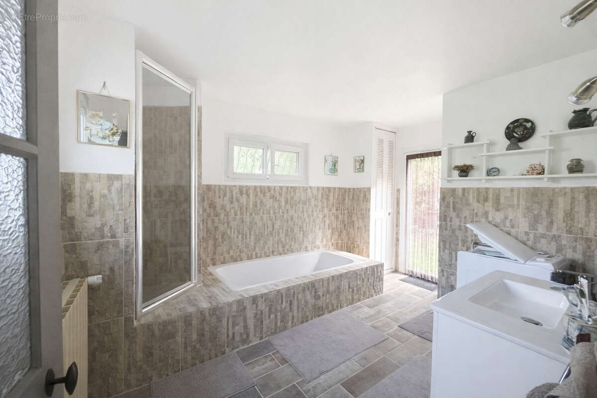 Maison de campagne sur terrain de 43 980 m2 - photo 7
