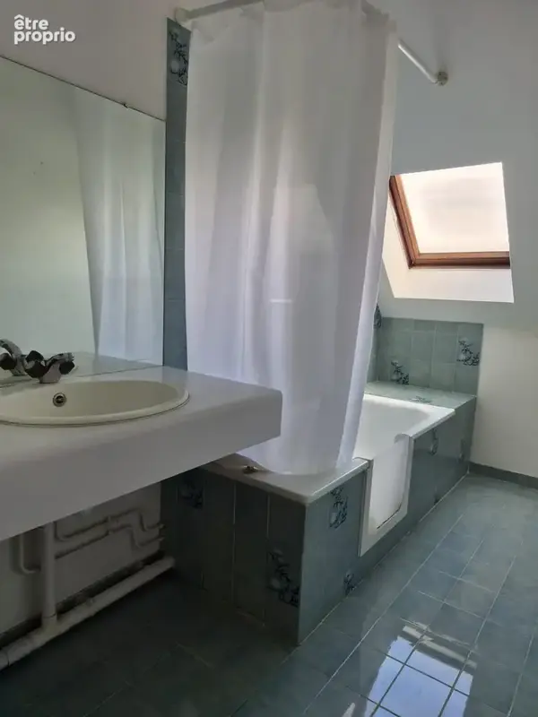 Maison dans quartier résidentiel  avec corps de ferme à rénover - photo 3