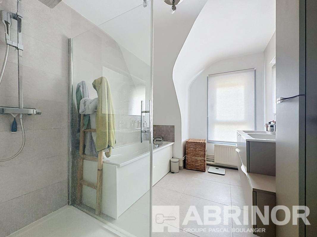 Maison de lotissement de 115m2 - garage attenant - 4 chambres - Jardin Sud Ouest - photo 7