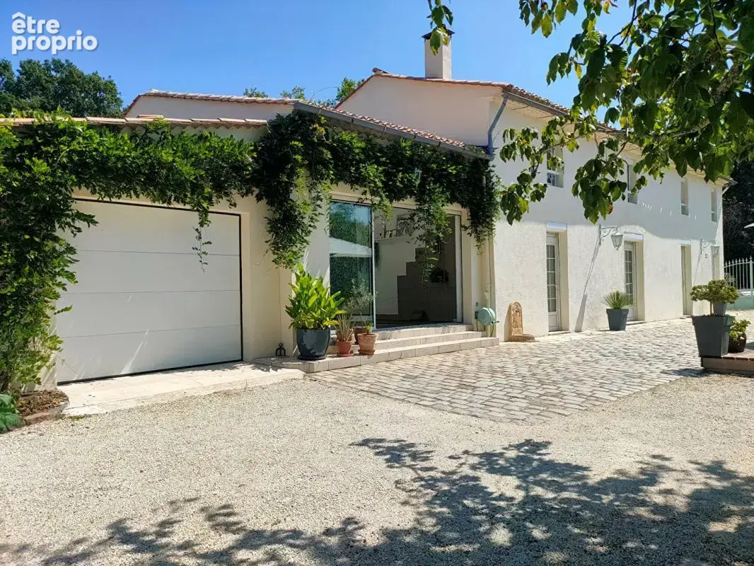 Propriete - 350 m² - 9 pieces - parc avec dependances - photo 3