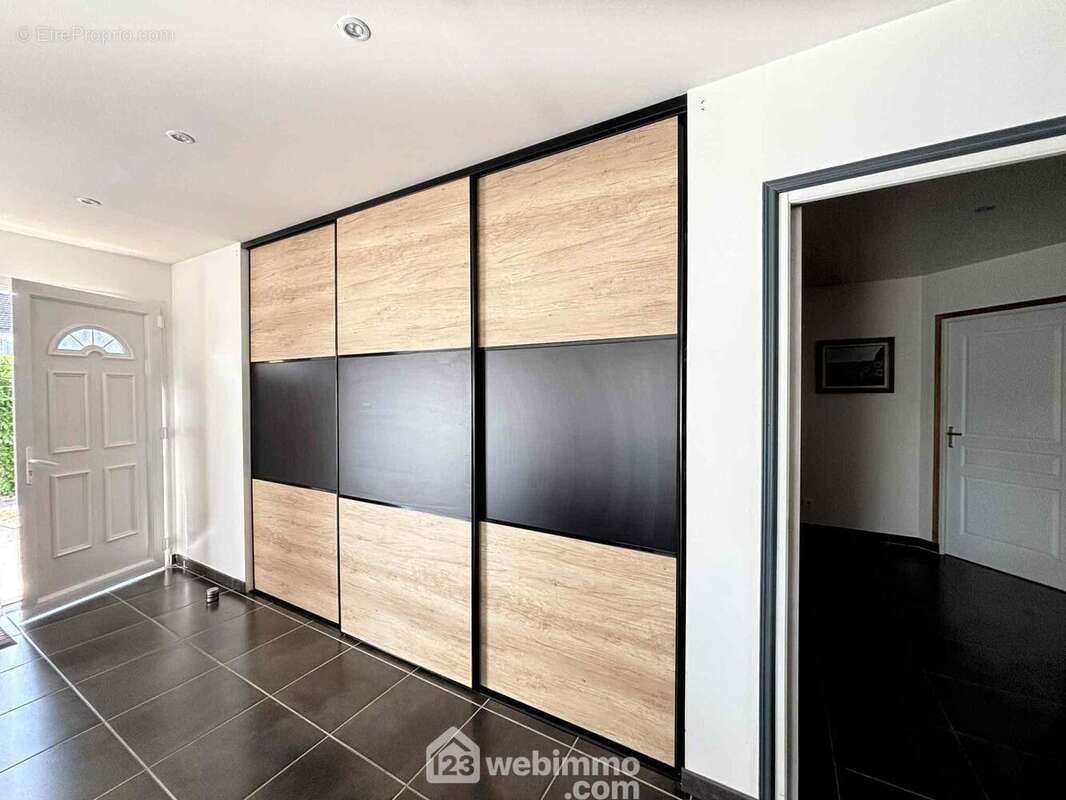 L'entrée avec grand placard ouvre sur la pièce de vie : - Maison à DESCARTES