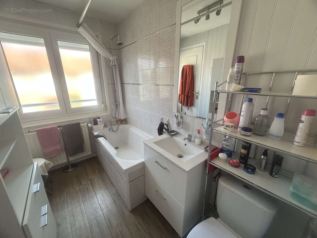 Semi individuelle rénovée développant 92,22m2 et bâtie sur 330m2. - photo 6