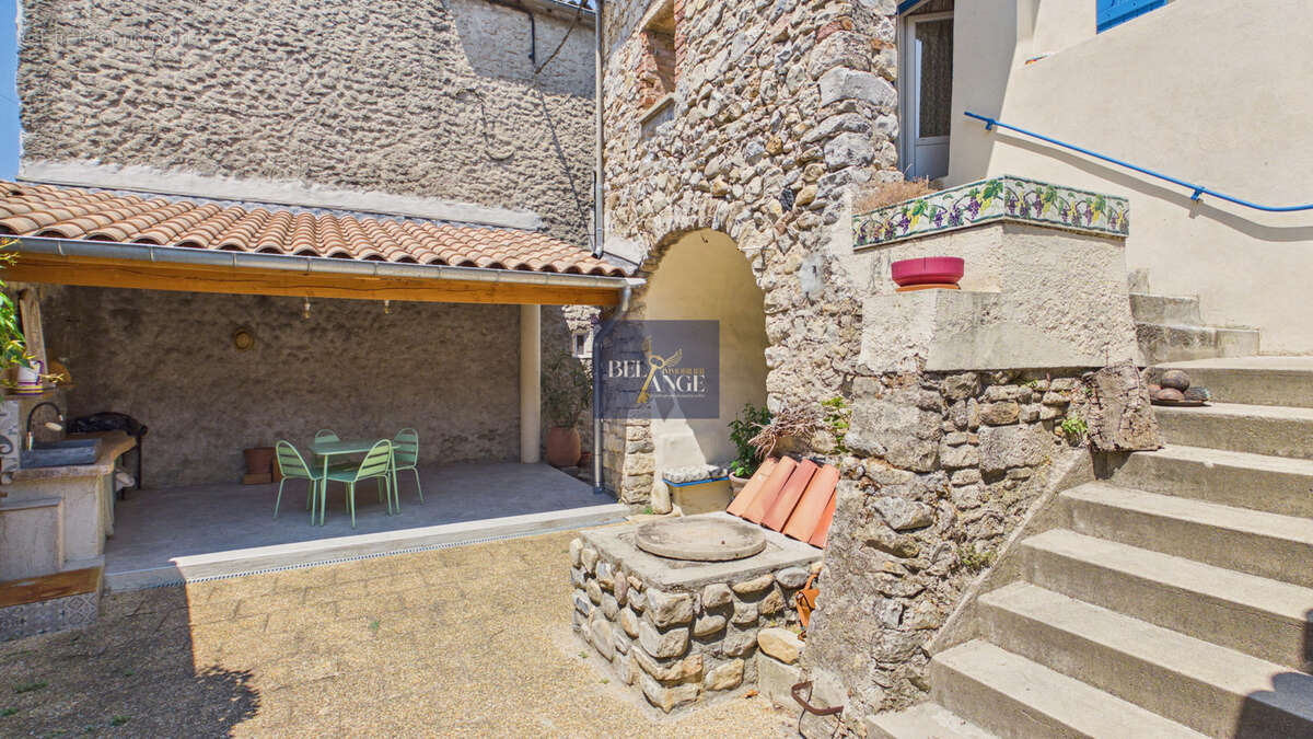 Maison de village en pierre   Le charme authentique au cœur de Vallon-Pont-d’Arc - photo 2