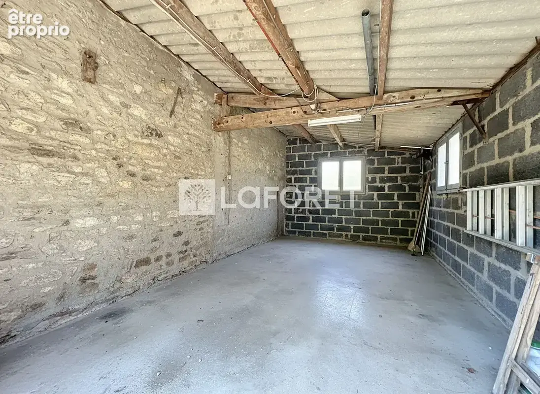 Maison ancienne à rénover Grand terrain, dépendances et beau potentiel - photo 13