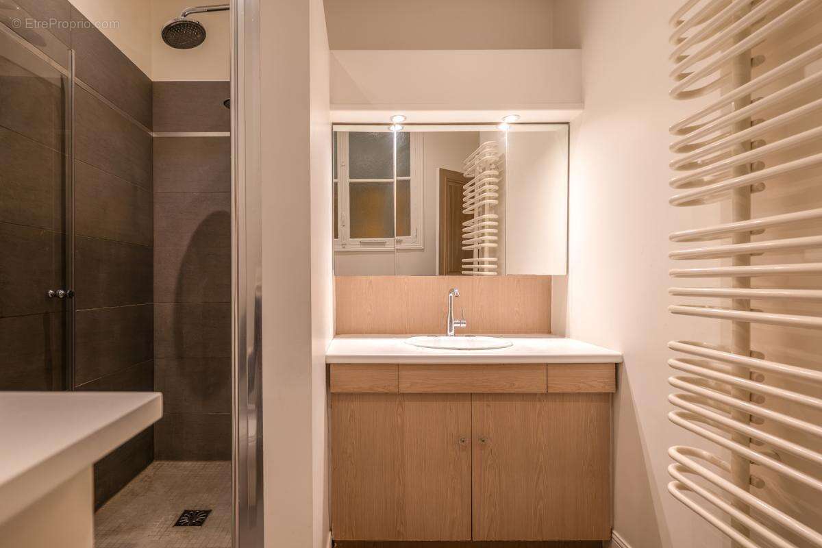 Appartement à PARIS-1E