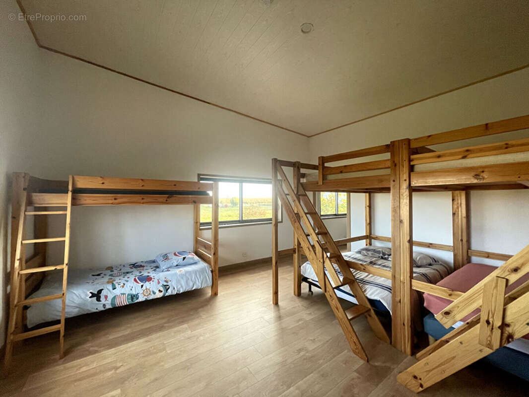 Autre à TREMBLAY-LES-VILLAGES