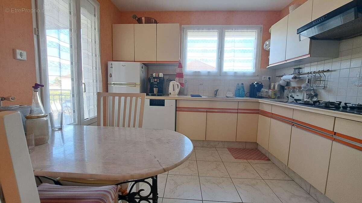 cuisine aménagée donnant sur grand balcon - Maison à FONTAINE-LE-COMTE