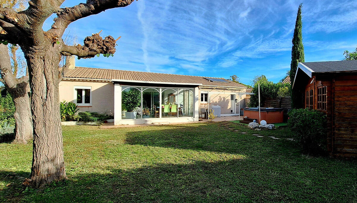 Maison à ENTRAIGUES-SUR-LA-SORGUE