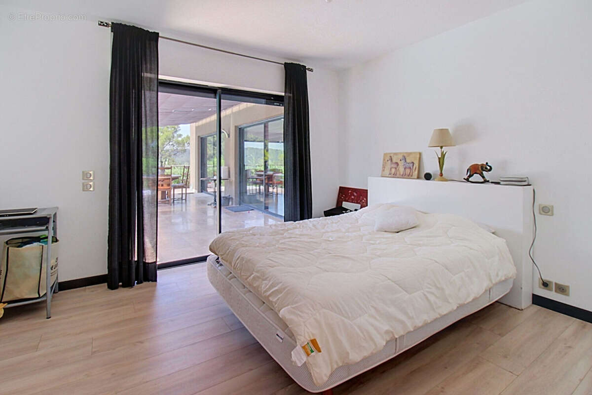 A vendre en exclusivité a vendre à vidauban - villa contemporaine avec vue panoramique, piscine et prestations  de qualité ! - photo 9