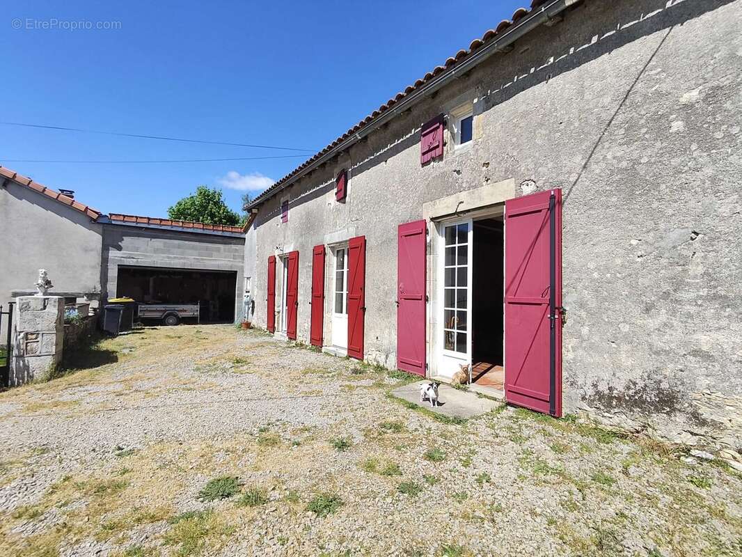Maison 200 m² à Saint-Laurent-De-Ceris  - photo 2