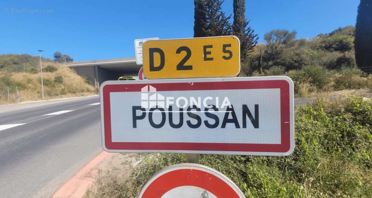 Sur le bassin de Thau murs commerciaux vides de + de 1100 M2 avec villa, dépendances et multiples possibilités - photo 3