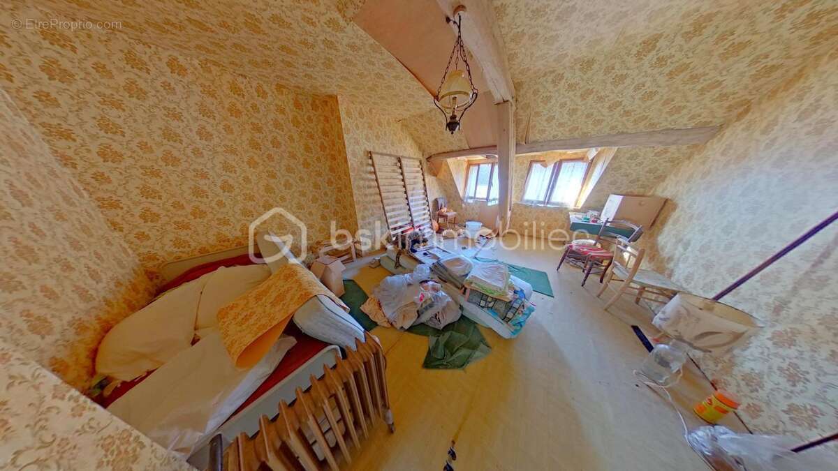 Maison Ancienne à rénover avec une grange et une cour 178 m² de terrain - photo 3