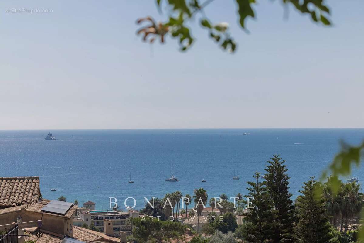 Aux portes de SUPER CANNES, élégante villa entiérement rénové - vue mer panoramique - position dominante - photo 27