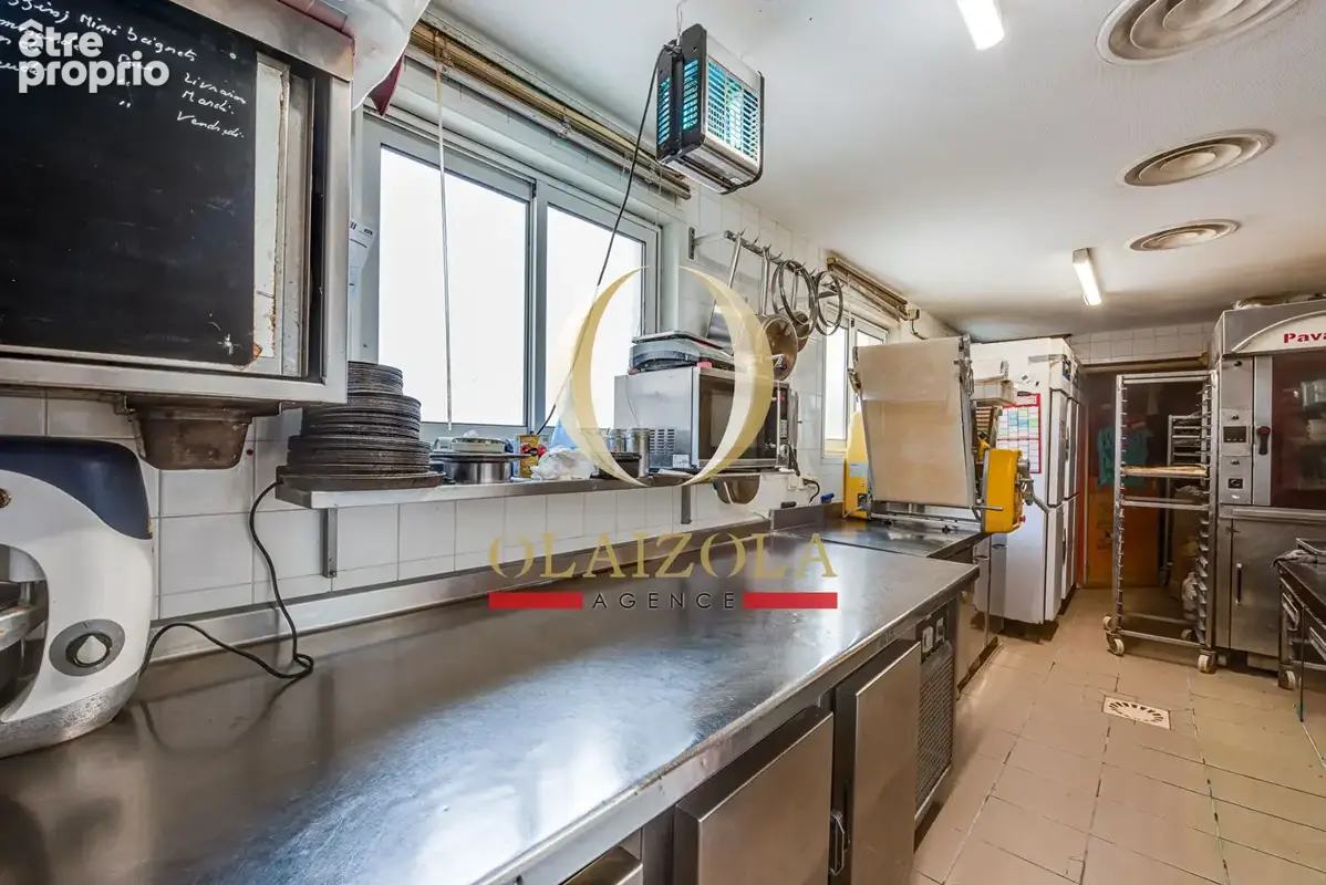 Proche BIDART : Murs  commerciaux avec appartement libre de toute occupation - photo 3