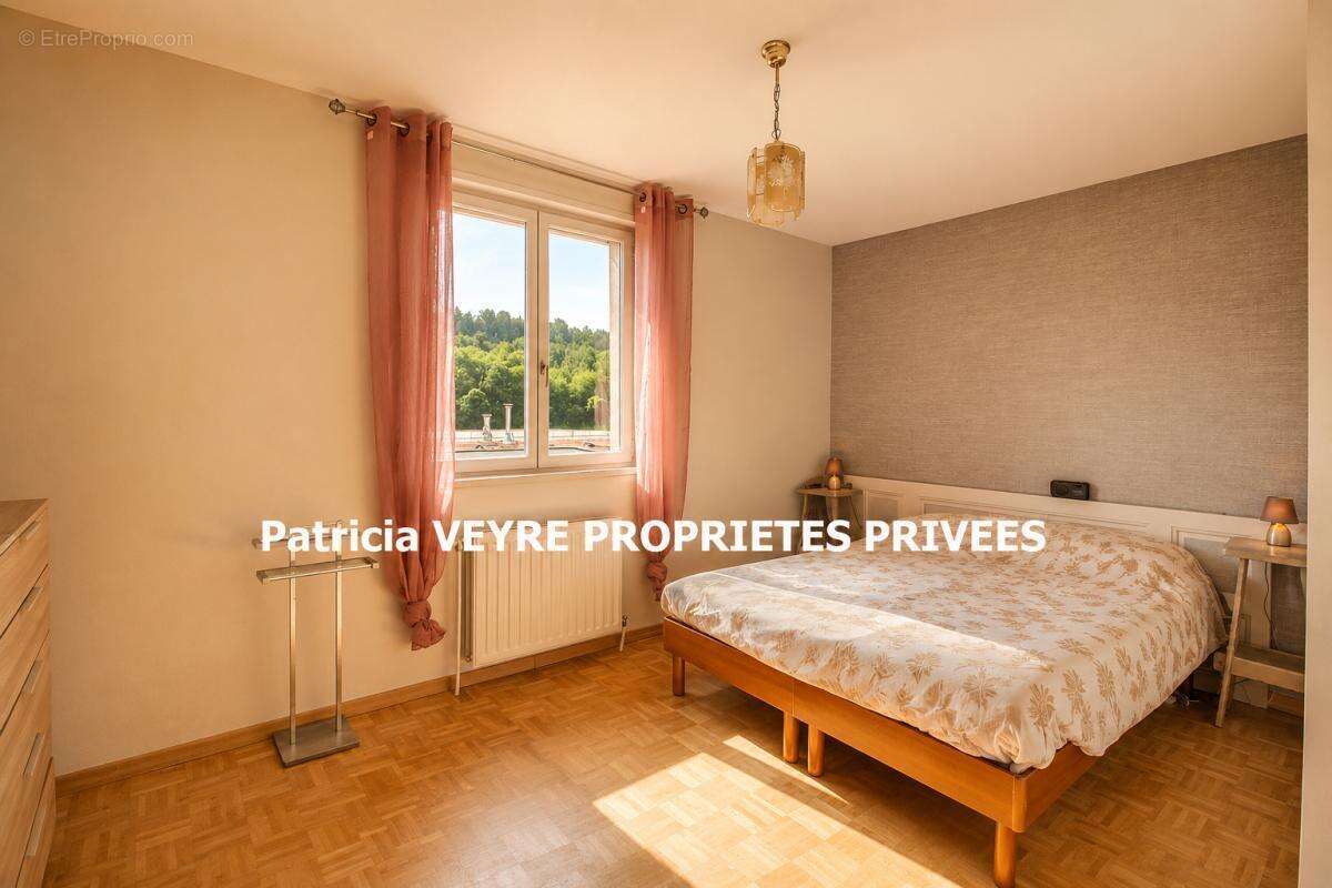 FRAISSES (42490) Maison individuelle rénovée 111m²  habitables + dépendance de 85 m² sur 776m² de terrain - photo 6