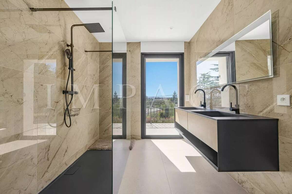 Maison à CHATEAUNEUF-GRASSE