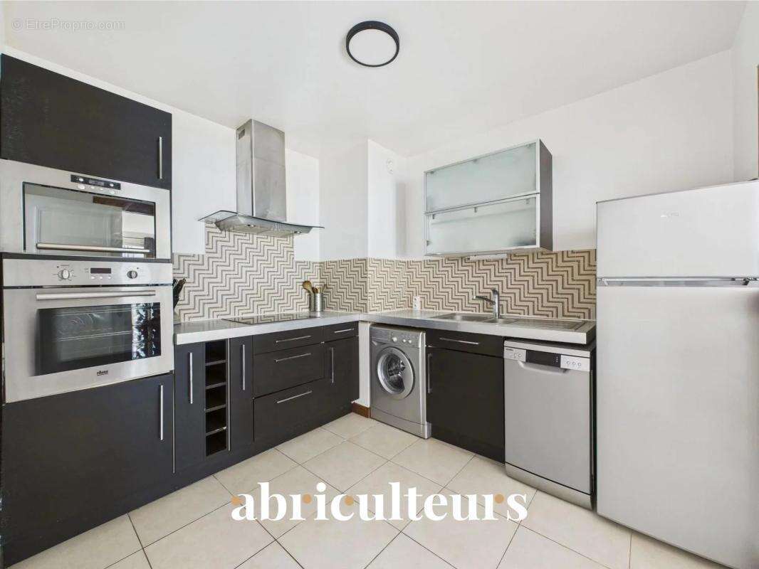 Appartement - 86 m² - Séjour lumineux avec accès balcon en vente à Courbevoie (92400) - photo 4