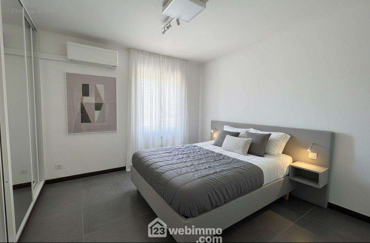 Chambre au calme en bon état avec rangements intégrés optimisant l?espace et le confort au quotidien. - Appartement à FREJUS