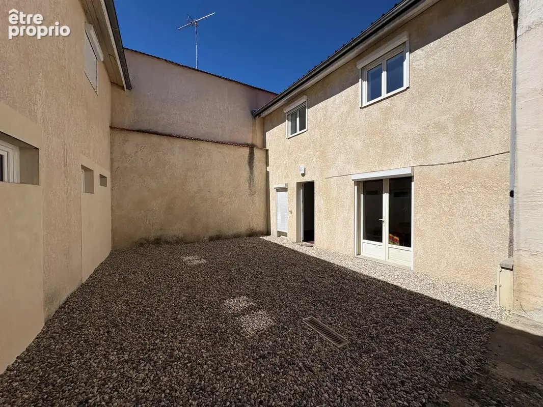 Roanne centre-ville, Maison de ville avec cour et parking - photo 3