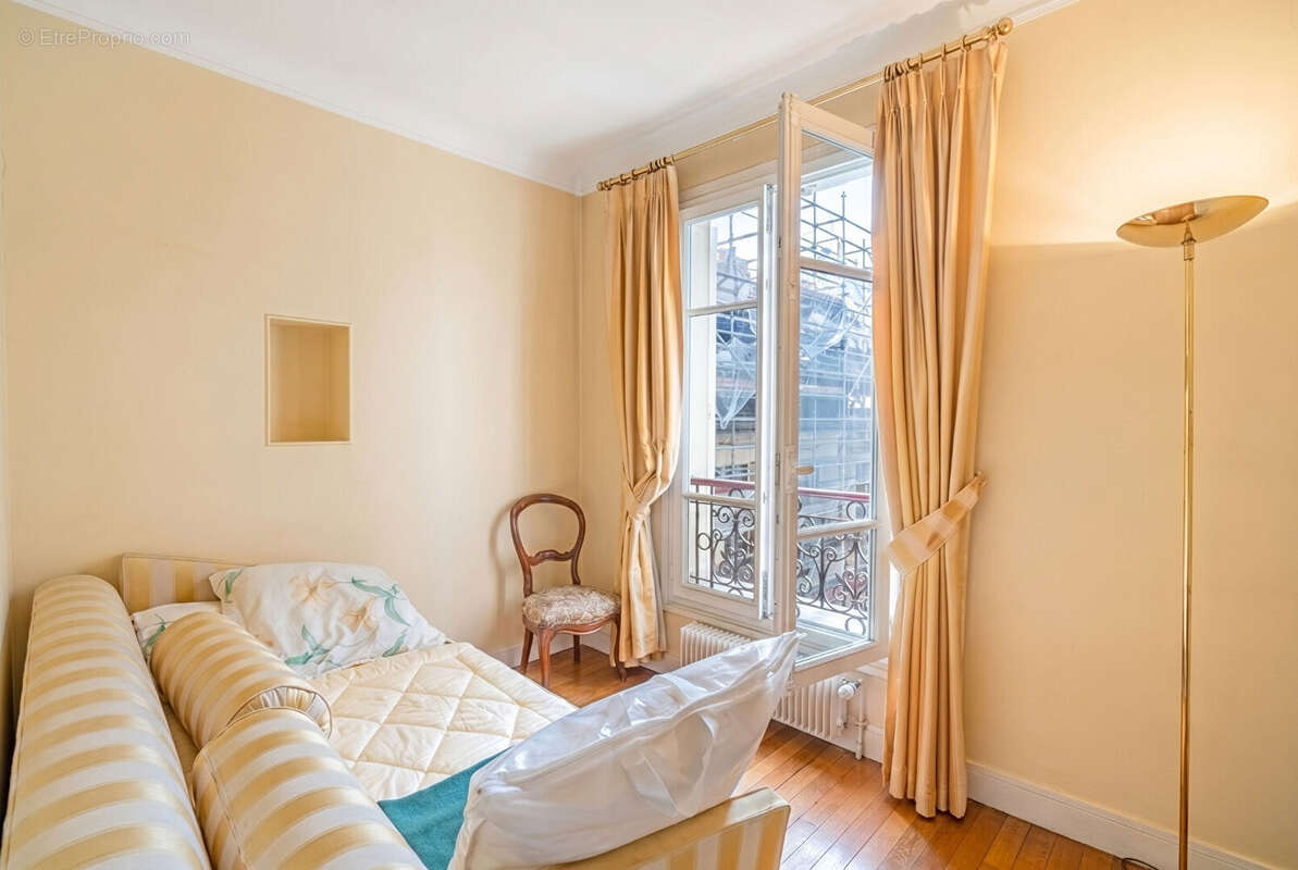 Emplacement prestigieux - haussmannien - etage eleve - balcon - photo 7