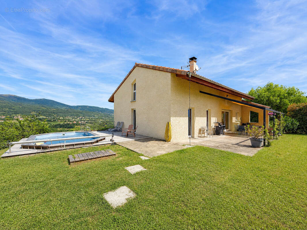 Maison à MACLAS