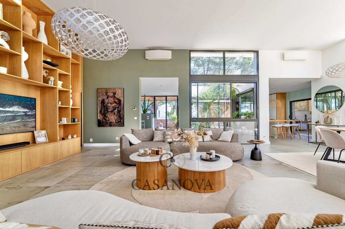 Maison à SAINT-CLEMENT-DE-RIVIERE